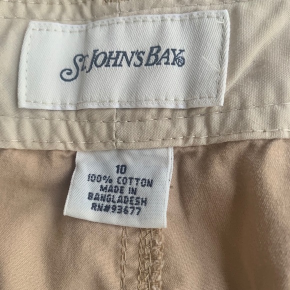 Khaki shorts. Side pockets- back pockets. - Picture 4 of 5